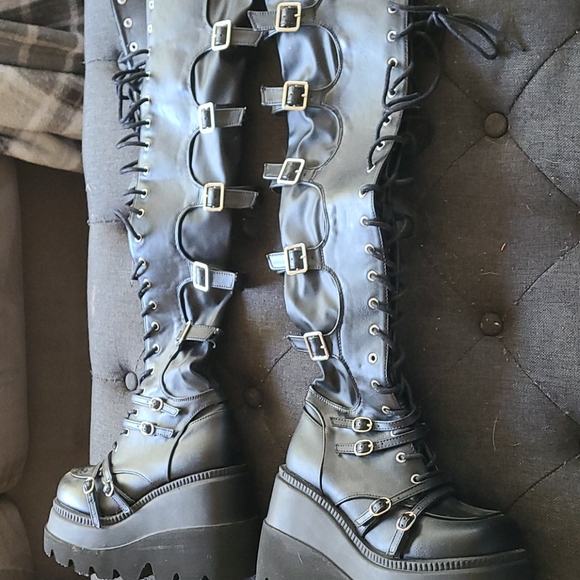 Thigh high goth boots - Picture 2 of 4